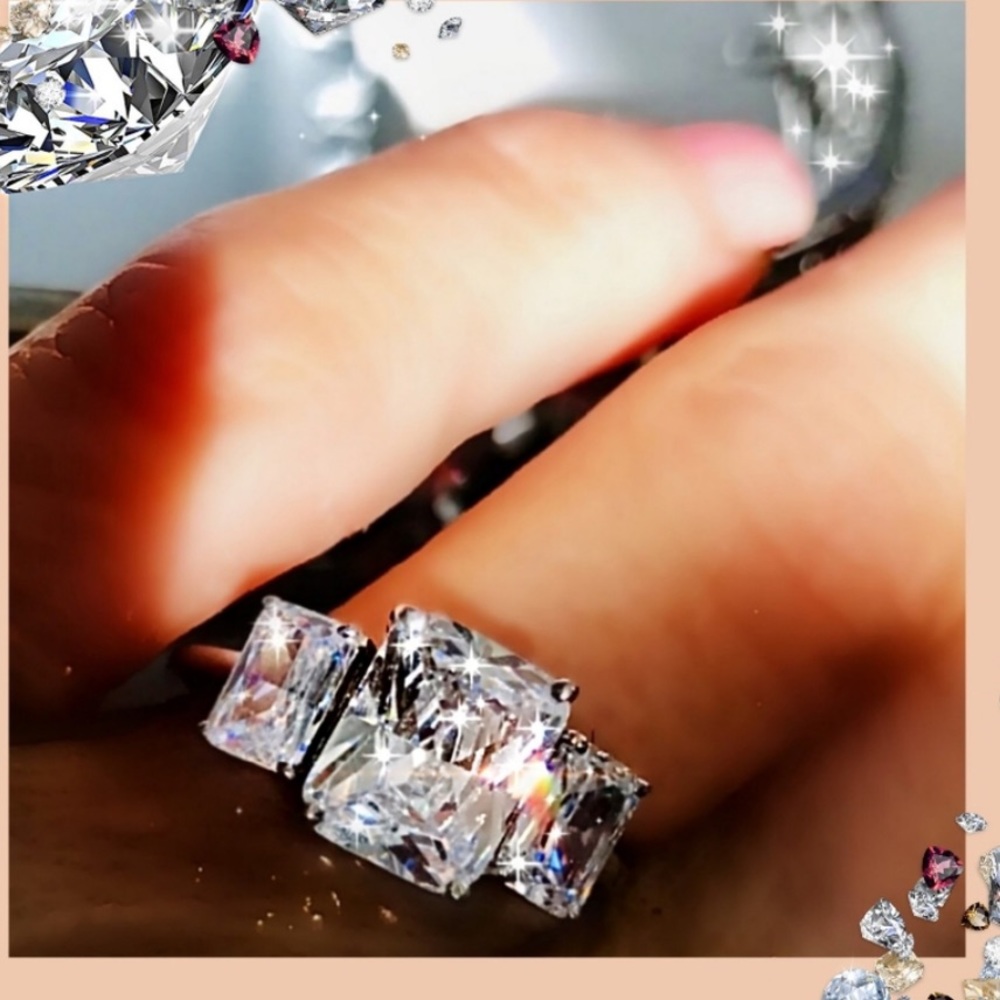 💎5 CTTW AUTHENTIC MOISSIANITE 3-STONE EMERALD CUT RING.               SIZE 7💎